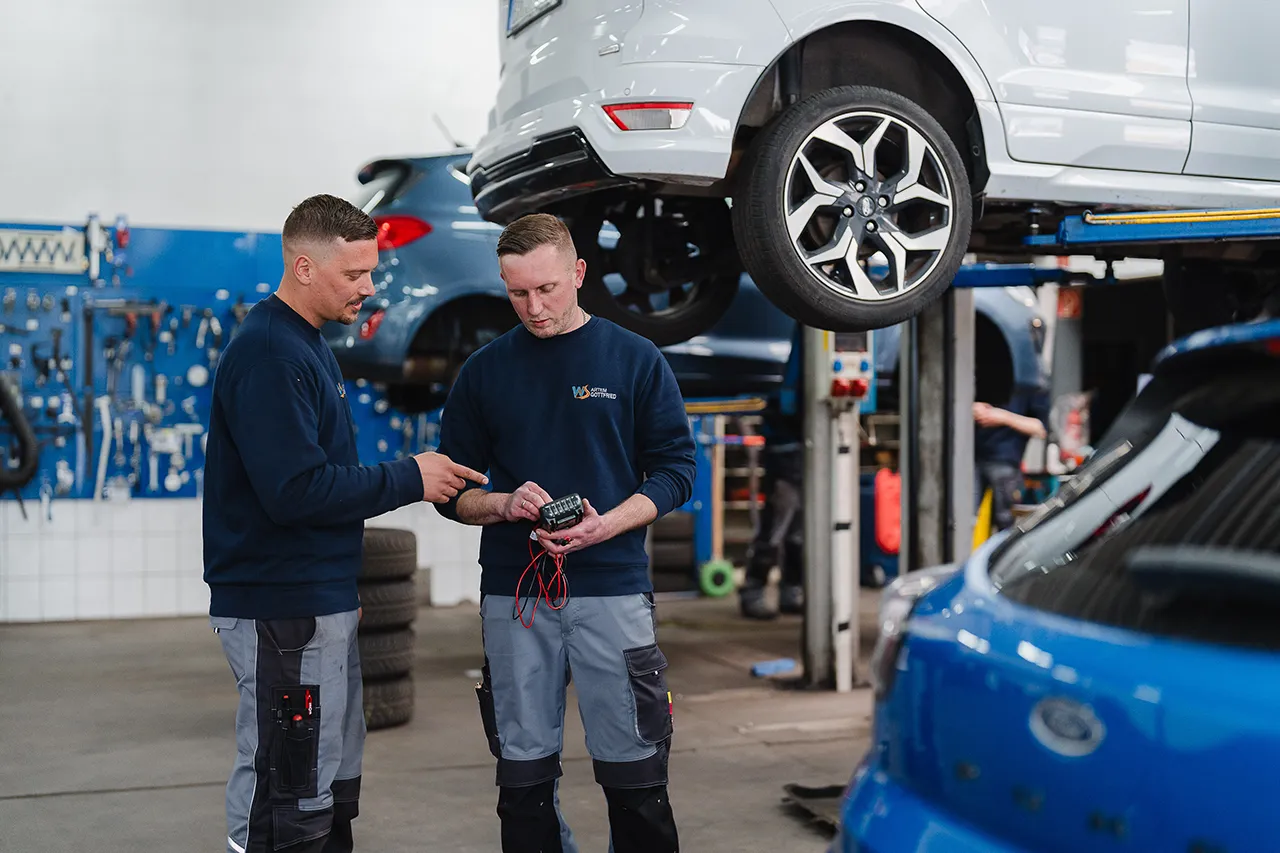 ford-wiemer-service-pkw-nfz-vorteile-service-mitarbeiter-in-der-werkstatt ford wiemer service pkw nfz vorteile service mitarbeiter in der werkstatt